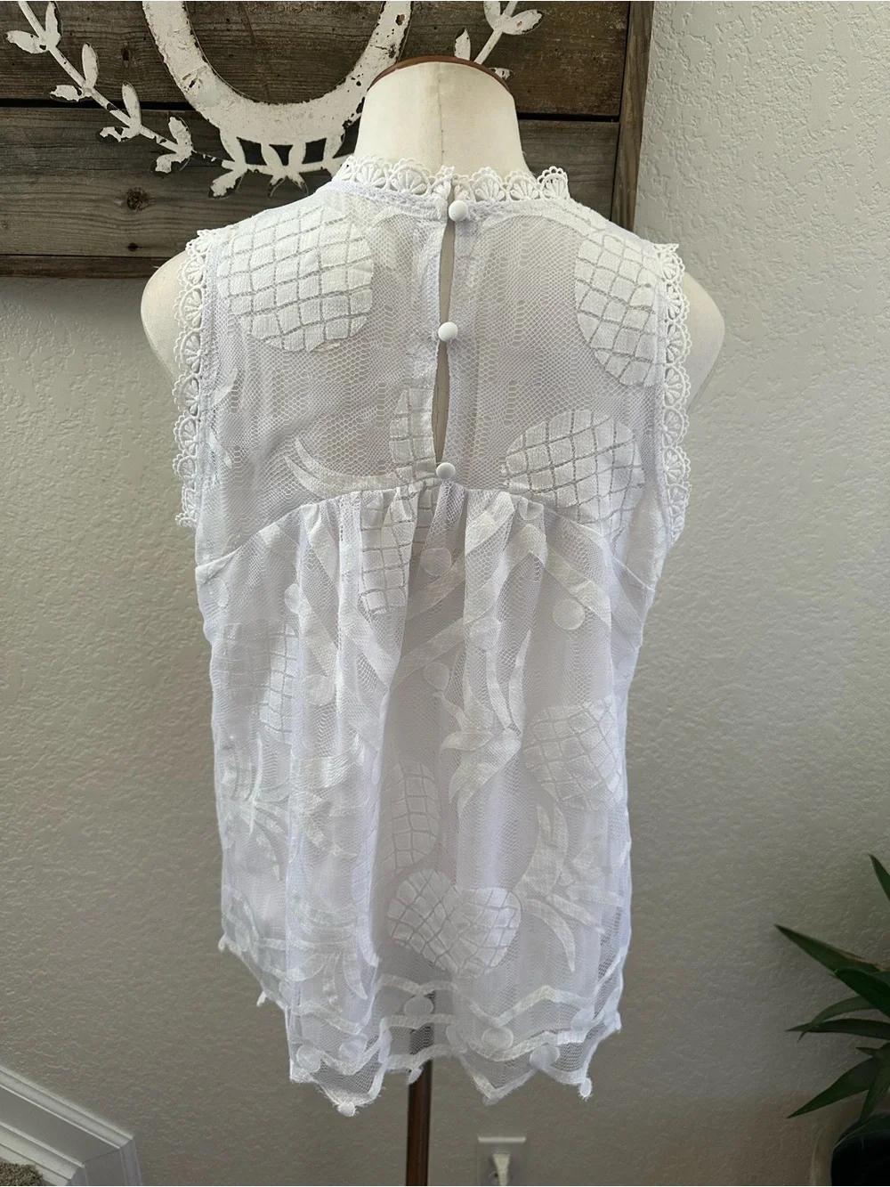 Anthropologie Maeve white sheer sleeveless top tank pineapple motif size 10